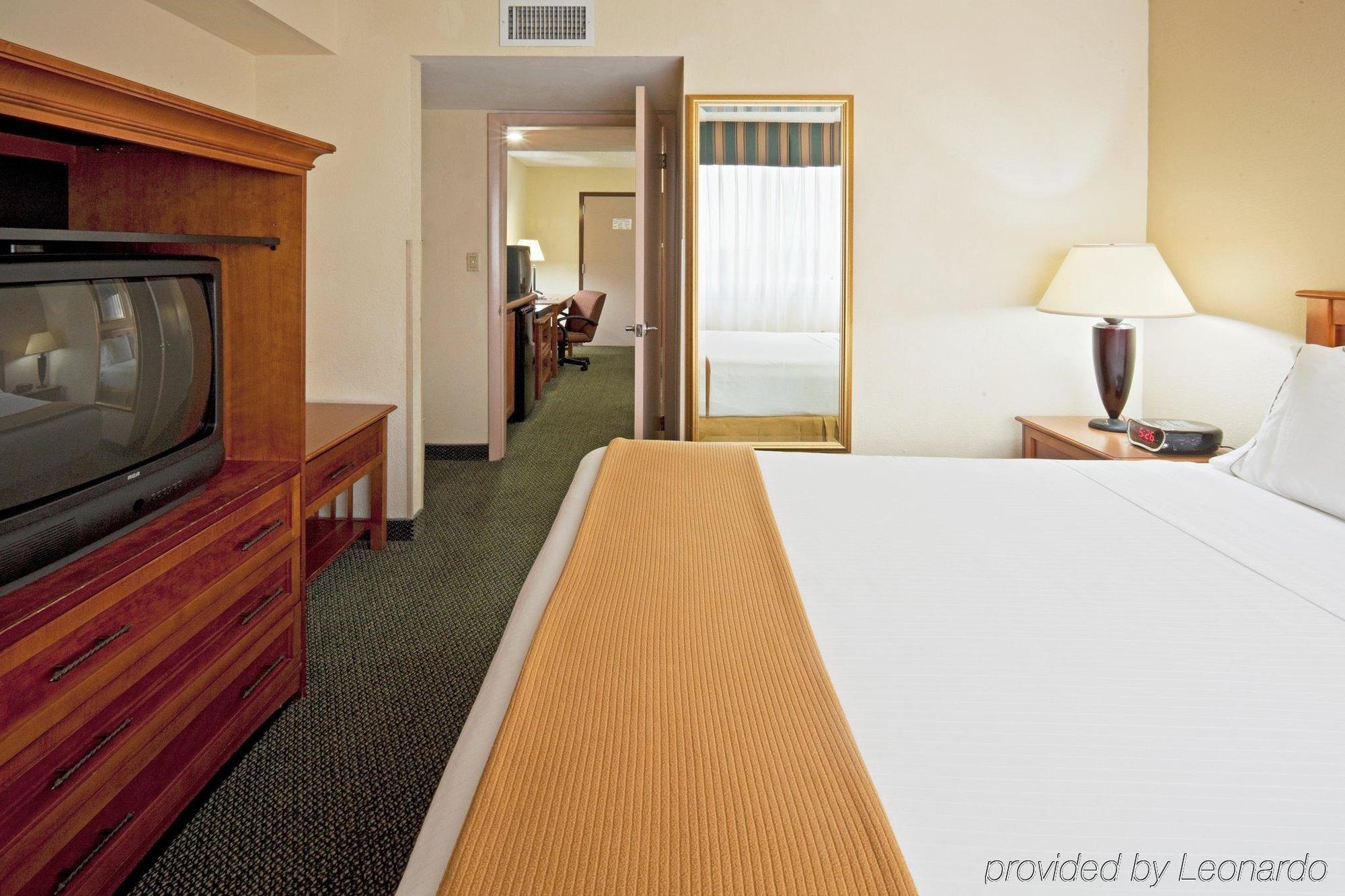 Holiday Inn Express Hotel & Suites Miami - Hialeah By Ihg Экстерьер фото