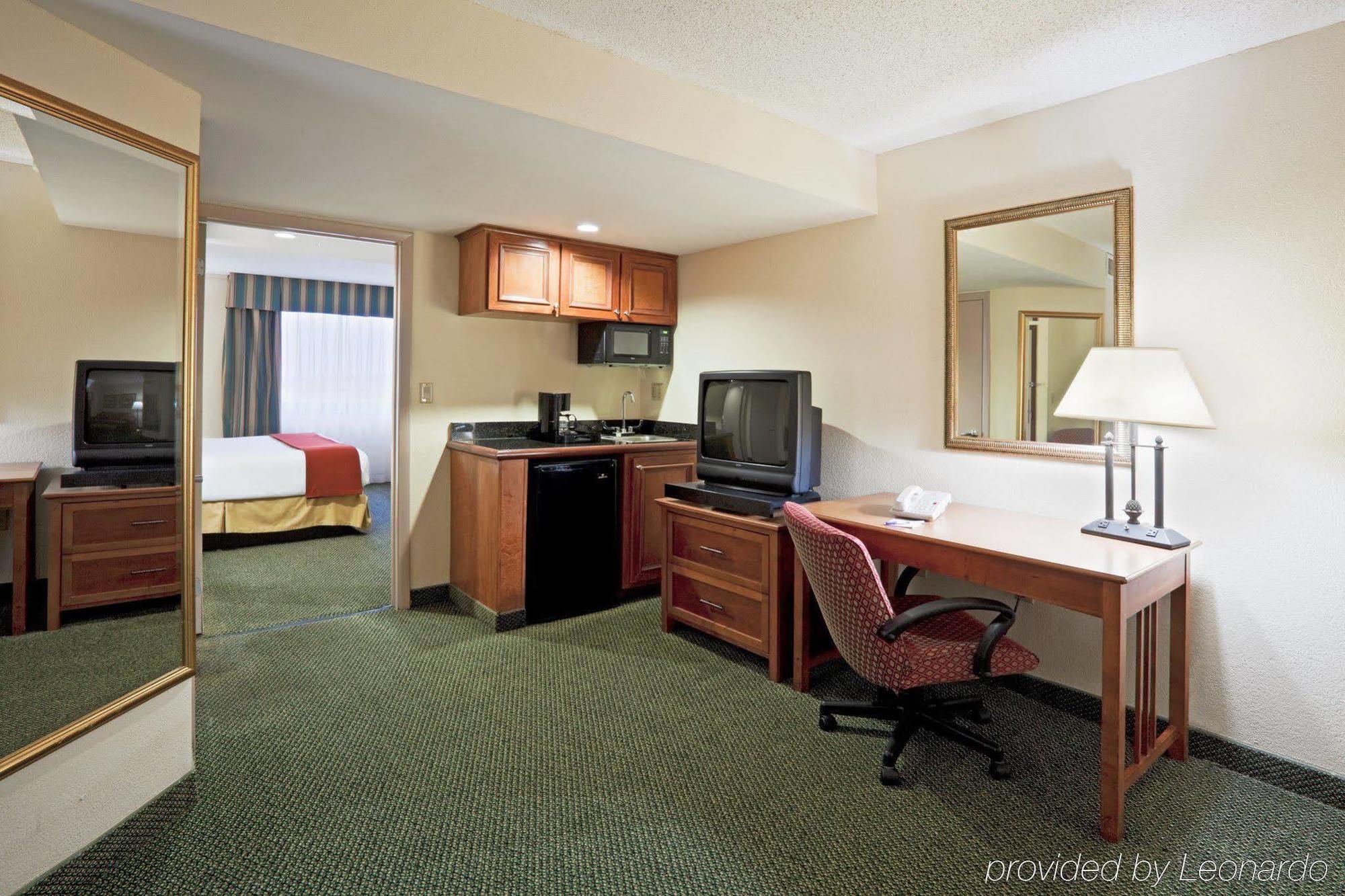 Holiday Inn Express Hotel & Suites Miami - Hialeah By Ihg Экстерьер фото