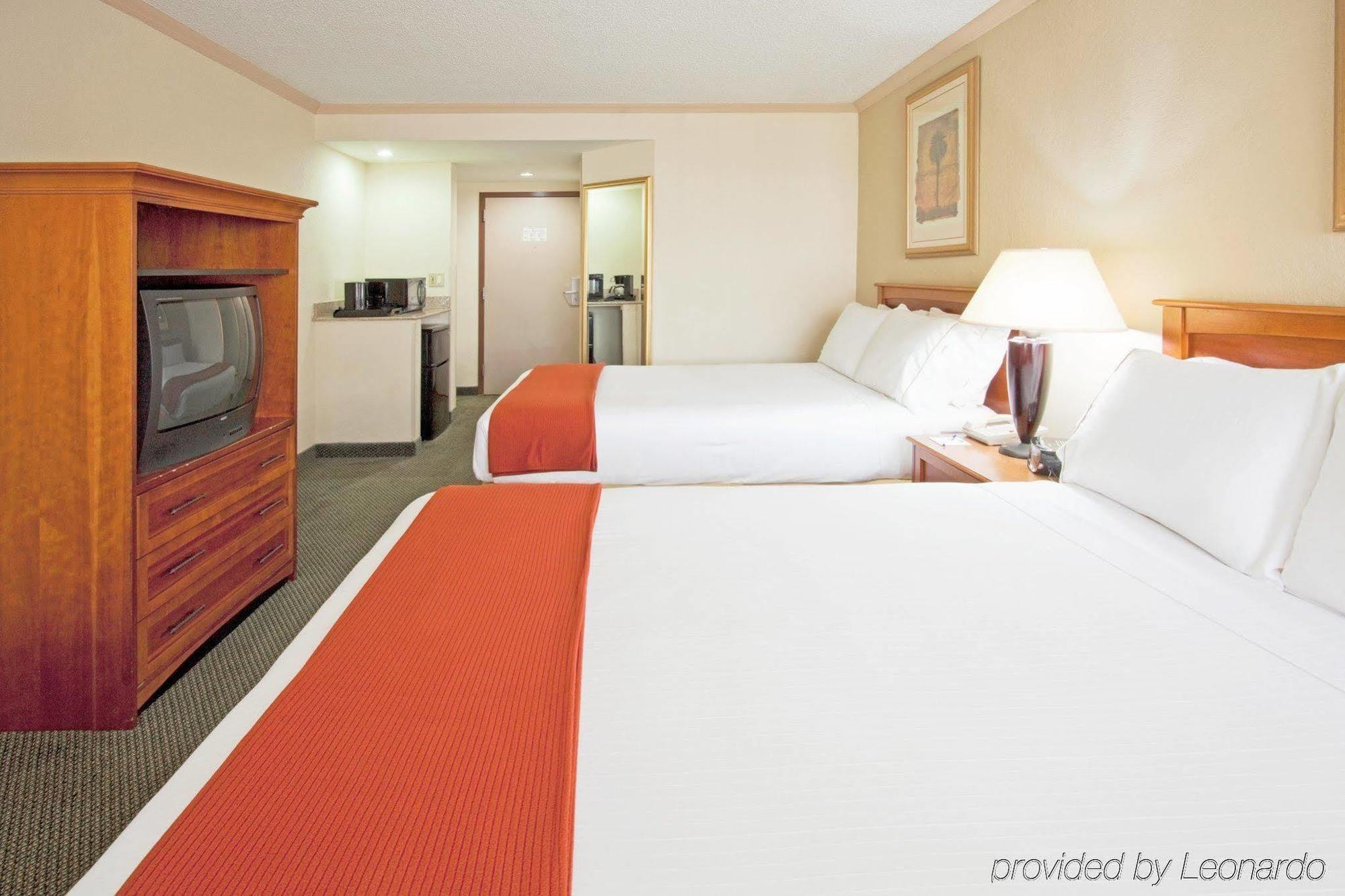 Holiday Inn Express Hotel & Suites Miami - Hialeah By Ihg Экстерьер фото