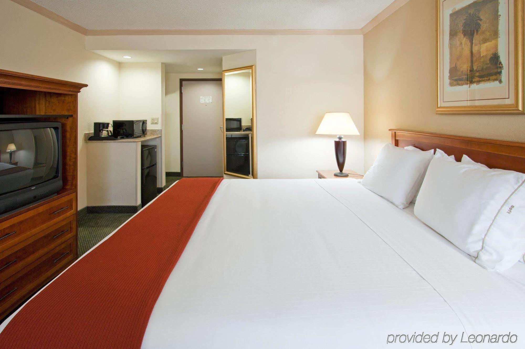 Holiday Inn Express Hotel & Suites Miami - Hialeah By Ihg Экстерьер фото