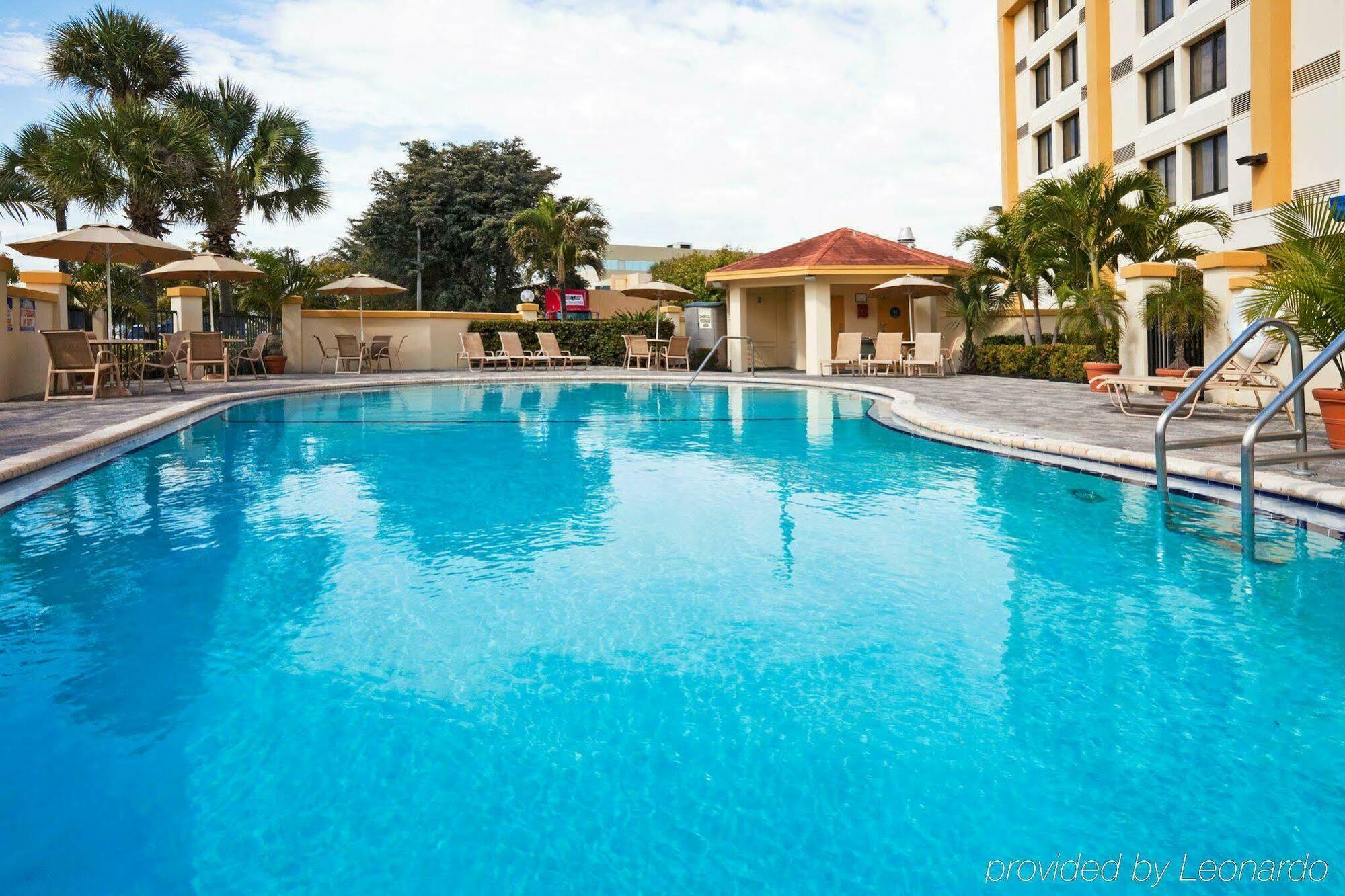 Holiday Inn Express Hotel & Suites Miami - Hialeah By Ihg Экстерьер фото