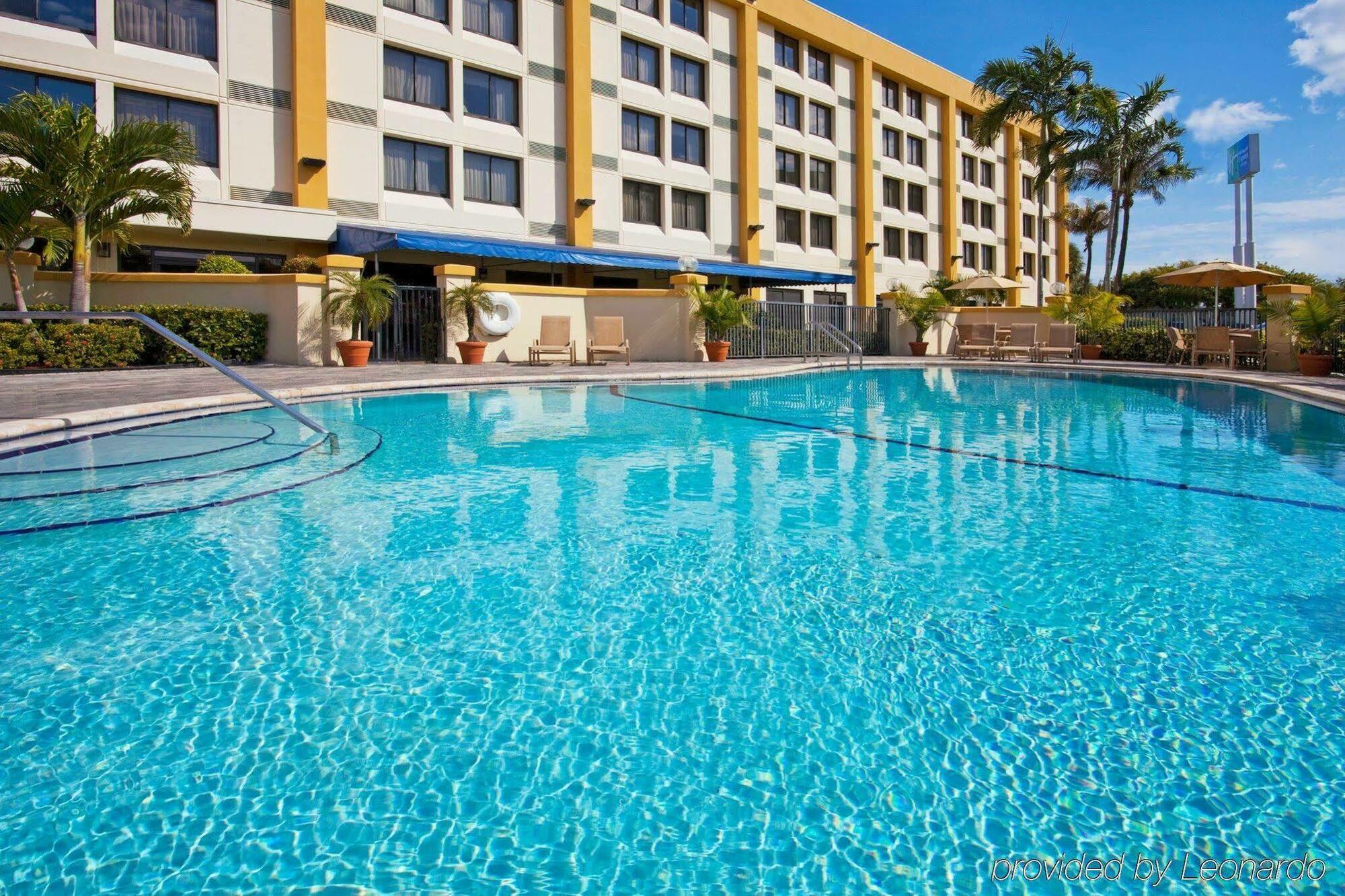 Holiday Inn Express Hotel & Suites Miami - Hialeah By Ihg Экстерьер фото